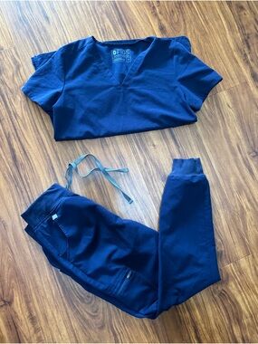 FIGS Women’s Navy Blue Size Small Scrub Set